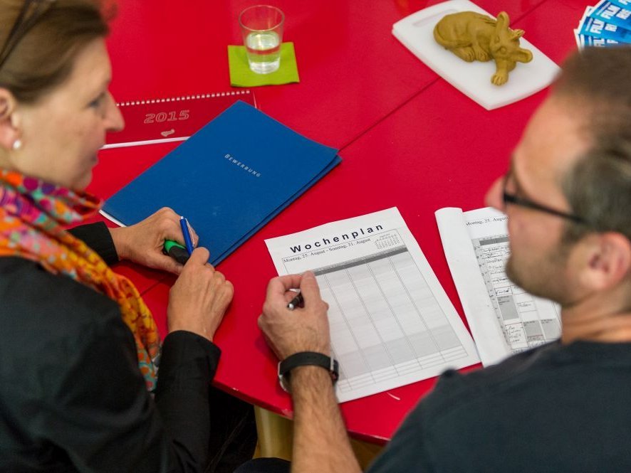 Eine Frau und ein Mann erstellen gerade einen "Wochenplan"