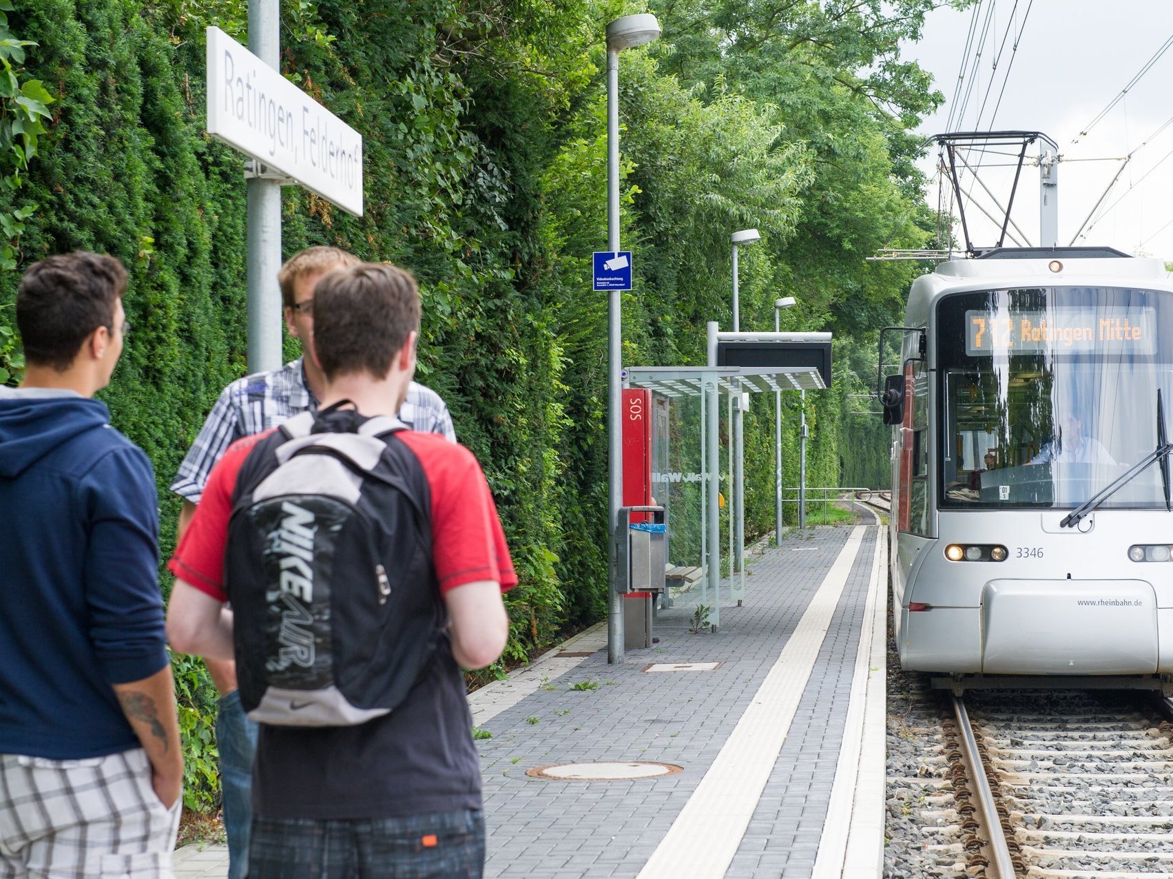 Bahnhof "Ratingen, Felderhof" - die Rheinbahn fährt ein