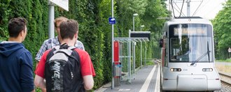 Bahnhof "Ratingen, Felderhof" - die Rheinbahn fährt ein