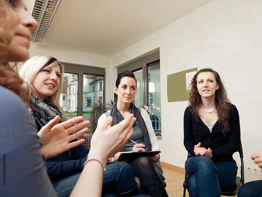 Eine Gruppe Frauen diskutiert angeregt