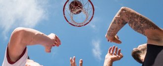 Zwei Männer spielen Basketball